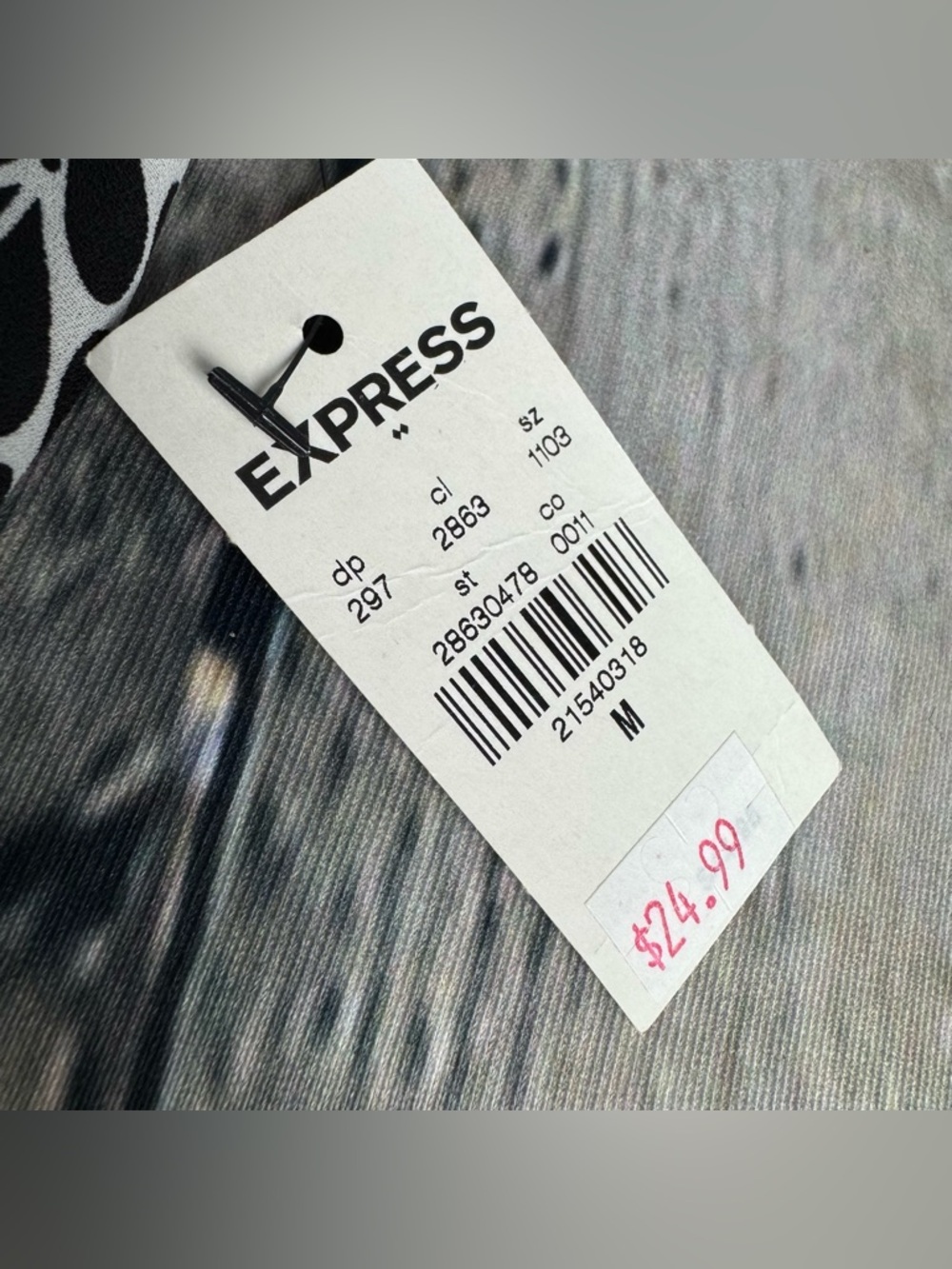 Express NWT Barcelona Reversible Cami Geometric Black White V-Neck Tank Medium - Picture 7 of 8